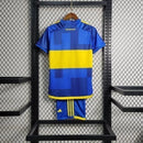 Texto alternativo para imagem:
Kit Infantil Boca Juniors Home (1) 2023/24 Adidas com camisa azul e faixa amarela central, short azul com detalhes amarelos, modelo oficial para crianças de 3 a 13 anos.

