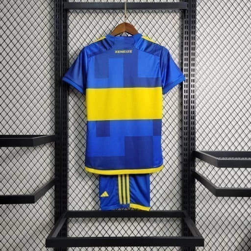 Texto alternativo para imagem:
Kit Infantil Boca Juniors Home (1) 2023/24 Adidas com camisa azul e faixa amarela central, short azul com detalhes amarelos, modelo oficial para crianças de 3 a 13 anos.

