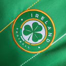 Camisa Irlanda Home I 2023/24 Castore masculina verde com detalhes em branco e laranja, gola careca, mangas curtas e tecido leve respirável para torcedores"
