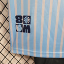 "Kit Infantil Uruguai Home (1) 2024/25 oficial, camisa celeste com escudo da AUF em destaque, shorts combinando, uniforme completo para crianças de 3 a 13 anos"
