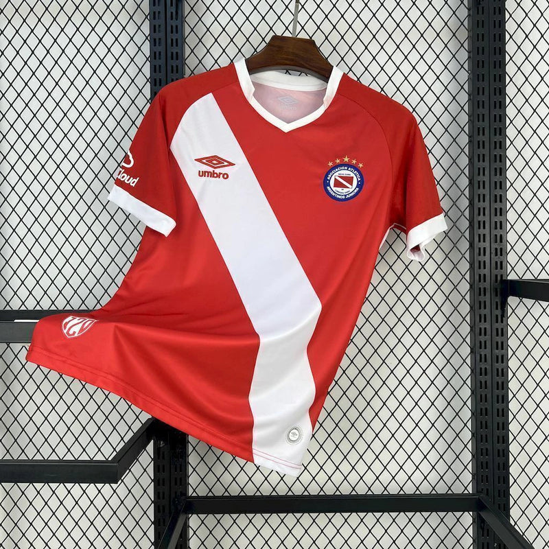 Texto alternativo para imagem:
Camisa Argentinos Juniors Home 2025/26 Umbro Torcedor Masculina vermelha com detalhes brancos, escudo do clube no peito e logo Umbro bordado.

