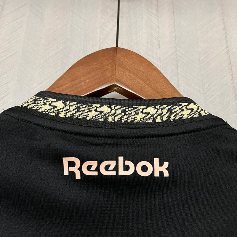 Kit Infantil Botafogo Away (2) 2024/25 Reebok – uniforme preto com detalhes dourados, camisa e shorts para crianças de 3 a 13 anos"