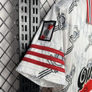 Texto alternativo para imagem:
Camisa River Plate Home 1996/97 Adidas Retrô Masculina branca com faixa diagonal vermelha, escudo bordado do River Plate no peito e logo Adidas estampado.

