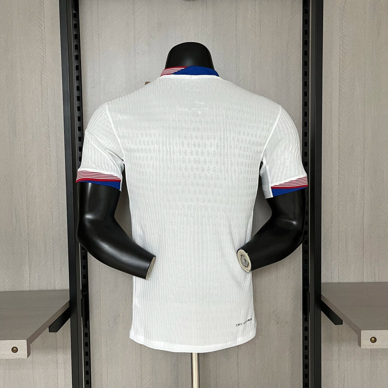 Camisa Estados Unidos Home I 2024/25 Nike Jogador Masculina branca, uniforme da seleção USA, versão jogador com ajuste atlético, escudo bordado e tecnologia Nike Dri-FIT ADV."
camisa Estados Unidos 2024/25
camisa USA soccer Home branca
camisa seleção Estados Unidos jogador
uniforme Nike Estados Unidos masculina seleção USA