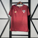 Camisa oficial de treino do São Paulo FC 2025/2026 New Balance, versão masculina, em tecido tecnológico NB Dry
