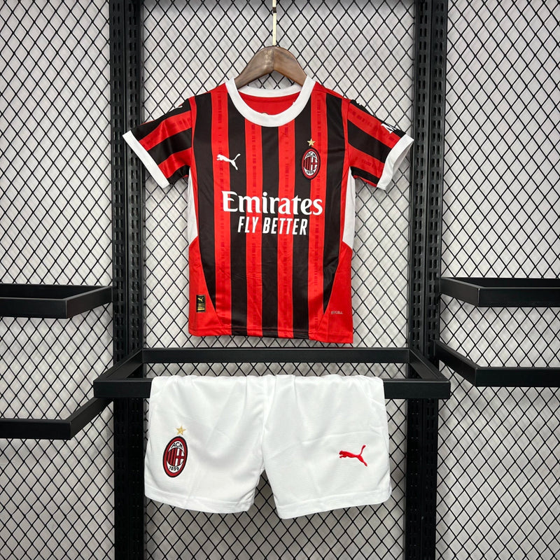 Kit Infantil Milan Home I 2024/25 Puma, camisa e short infantil do AC Milan, uniforme oficial para crianças disponível na Wazemix.