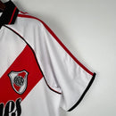Camisa River Plate Home I 2000/01 Adidas Retrô Masculina na cor branca com faixa diagonal vermelha, modelo histórico dos Millonarios disponível na Waze Mix.