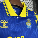 Kit Infantil Las Palmas Away II 2024/25 Hummel com camisa e short, uniforme infantil azul e amarelo, tecido leve e respirável, ideal para jogos, treinos e jovens torcedores do Las Palmas."