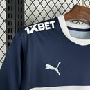 Camisa Universidad Católica Away II 2025/26 Puma Torcedor Masculina na cor azul, modelo de futebol com escudo do clube chileno no peito, design moderno e tecido leve, ideal para torcedores e colecionadores.
