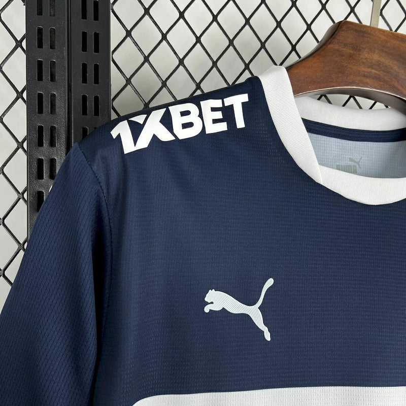 Camisa Universidad Católica Away II 2025/26 Puma Torcedor Masculina na cor azul, modelo de futebol com escudo do clube chileno no peito, design moderno e tecido leve, ideal para torcedores e colecionadores.