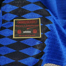 Camisa Argentina Away II 1994/95 Adidas Retrô Masculina azul com grafismos geométricos, escudo bordado da seleção e listras Adidas brancas nos ombros.