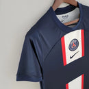 Camisa PSG Home I 2022/23 Nike Torcedor Masculina Azul, modelo tradicional com faixa central branca e detalhes vermelhos, design clássico do Paris Saint-Germain.”