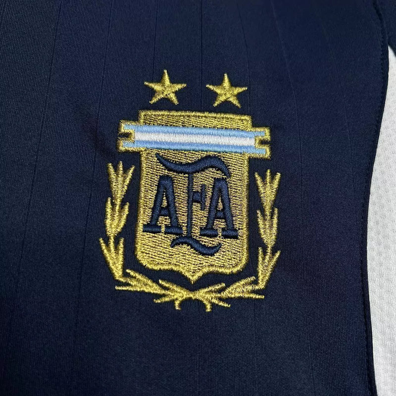 Camisa Argentina Away II 2006/07 Adidas Retrô Masculina - uniforme retrô da seleção argentina, gola clássica, listras Adidas nas mangas, tecido leve e respirável, ideal para torcedores e colecionadores de futebol"