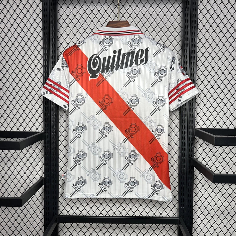 Texto alternativo para imagem:
Camisa River Plate Home 1996/97 Adidas Retrô Masculina branca com faixa diagonal vermelha, escudo bordado do River Plate no peito e logo Adidas estampado.

