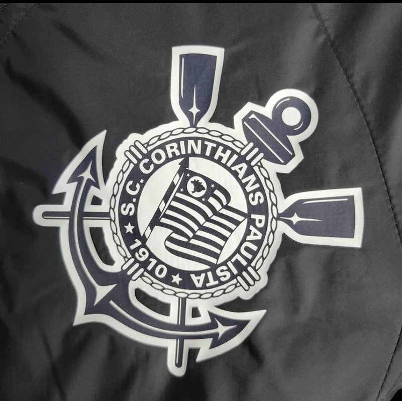 Corta vento Corinthians 2024/25 masculino nas cores preto e cinza com escudo do clube no peito