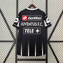 Camisa Juventus Away 2000/01 Lotto Retrô Masculina preta, com escudo bordado, gola em “V” branca e detalhes prateados clássicos