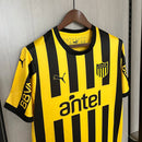 Camisa Peñarol Home I 2024/25 Torcedor Masculina Amarela e Preta, uniforme clássico, futebol uruguaio, escudo bordado, conforto, estilo e tradição para torcedores"