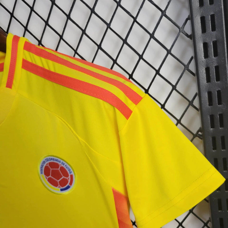 Kit Infantil Colômbia Home (1) 2024/25 Adidas oficial, camisa amarela com detalhes em azul e vermelho, escudo da FCF em destaque, shorts combinando, uniforme completo para crianças de 3 a 13 anos"