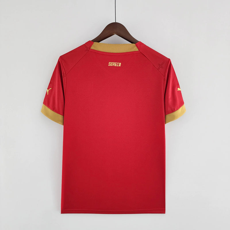 Camisa Sérvia Home I 2022/23 Puma masculina vermelha com detalhes dourados, gola careca e tecido leve respirável para torcedores"