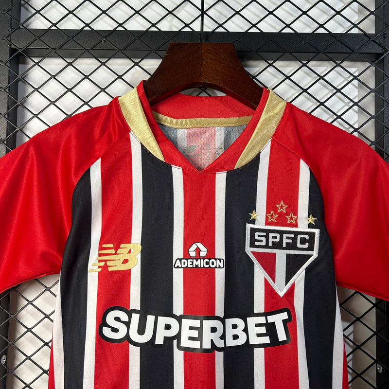 Kit Infantil São Paulo Away 2025/26 Adidas com camisa branca, detalhes em vermelho e preto, escudo do São Paulo bordado no peito, short oficial incluso, ideal para torcedores mirins, produto oficial licenciado.”