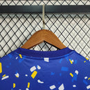 Camisa Boca Juniors Pré-Jogo 2023/24 Adidas Torcedor Masculina na cor azul com detalhes amarelos, modelo leve e confortável com tecnologia Aeroready, ideal para treinos, aquecimento e torcedores apaixonados pelo Boca Juniors."