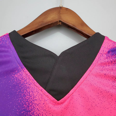 “Camisa PSG Fourth IV 2020/21 Jordan Torcedora Feminina Rosa, design moderno com detalhes pretos e logo Jumpman, estilo urbano e elegante do Paris Saint-Germain.”