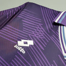 Camisa Fiorentina Home I 1992/93 Retrô Masculina roxa com gola clássica e escudo bordado, inspirada na era dourada do futebol italiano, ideal para torcedores e colecionadores que amam o estilo retrô.