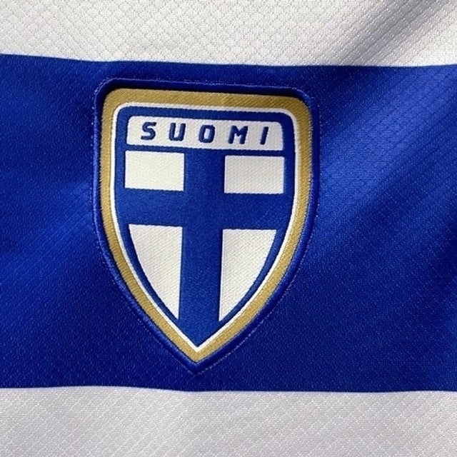 "Camisa Finlândia Home I 2022/23 Nike masculina branca com cruz azul e detalhes dourados, gola redonda e mangas curtas, modelo torcedor em tecido leve e respirável para fãs da seleção finlandesa"