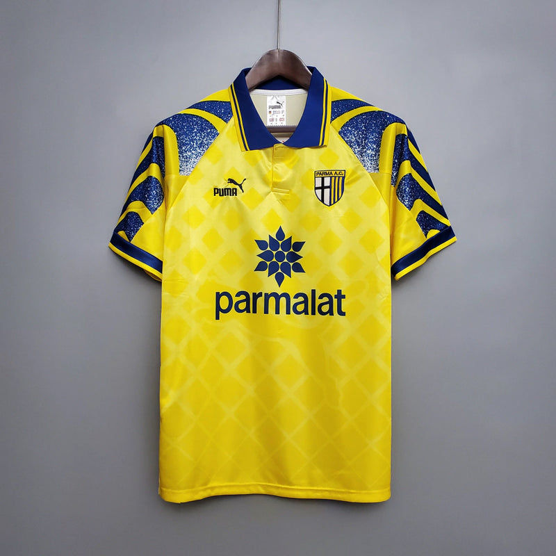 Camisa Parma Home I 1995/96 Puma Retrô Masculina Amarela com escudo bordado, design clássico e acabamento vintage que celebra a era de ouro do futebol italiano.”