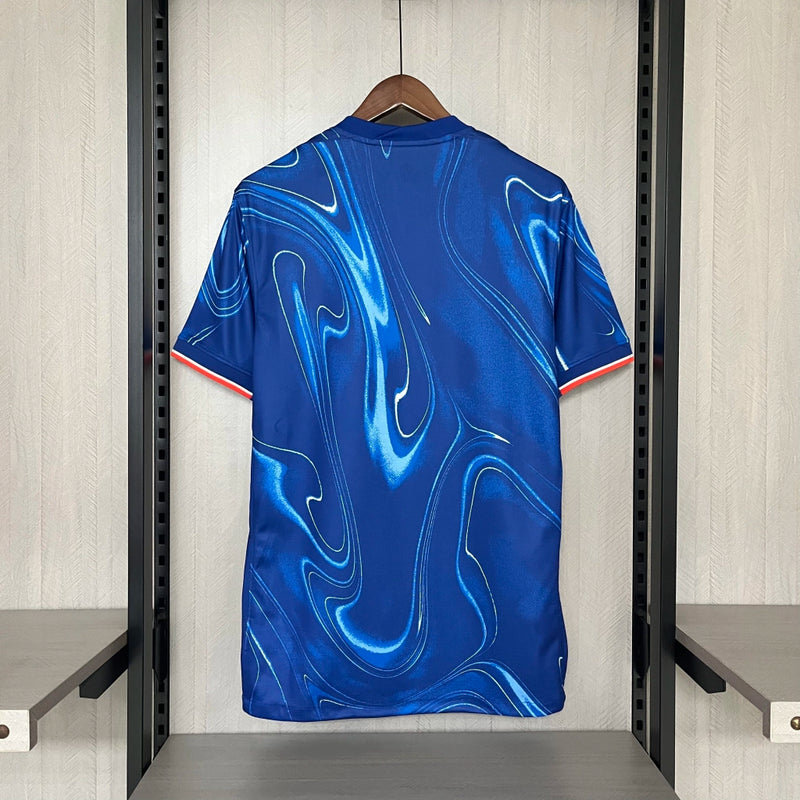 Camisa Chelsea Home 2024/25 Masculina para torcedor, azul royal com detalhes em branco, modelo oficial do clube, ideal para fãs do Chelsea FC"