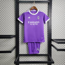 Kit Infantil Real Madrid Retrô 2017/18 Adidas Roxa oficial, camisa roxa com escudo do Real Madrid em destaque, shorts e meias combinando, uniforme completo para crianças de 3 a 13 anos"