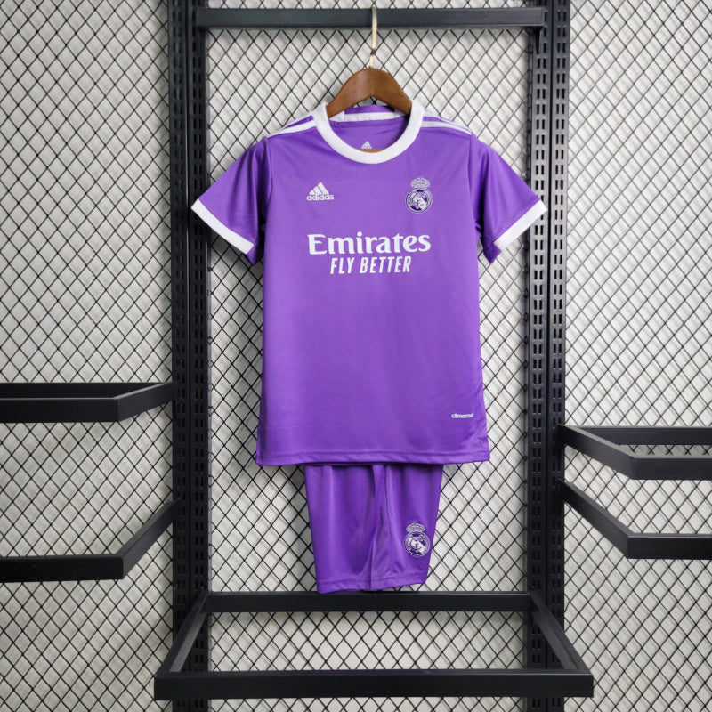 Kit Infantil Real Madrid Retrô 2017/18 Adidas Roxa oficial, camisa roxa com escudo do Real Madrid em destaque, shorts e meias combinando, uniforme completo para crianças de 3 a 13 anos"