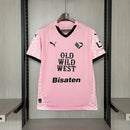 Camisa Palermo Home I 2024/25 Puma Torcedor Masculina rosa com escudo bordado no peito, logo Puma em destaque, gola redonda moderna e tecido respirável dryCELL, perfeita para torcedores que querem estilo, conforto e tradição do clube italiano.
