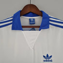 Camisa Universidad Católica Home I 1984/85 Adidas Retrô Masculina branca, modelo clássico dos anos 80 com detalhes em azul, escudo bordado e design histórico do futebol chileno.