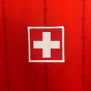 Camisa Suíça Home I 2024/25 Puma Torcedor Masculina, vermelha, com escudo da seleção suíça e logo Puma em destaque, feita em tecido leve e respirável, modelo masculino com caimento confortável, ideal para jogos e uso casual.”