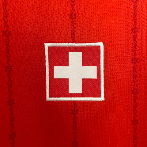 Camisa Suíça Home I 2024/25 Puma Torcedor Masculina, vermelha, com escudo da seleção suíça e logo Puma em destaque, feita em tecido leve e respirável, modelo masculino com caimento confortável, ideal para jogos e uso casual.”