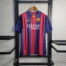 Camisa Barcelona Home Retrô 2014/15 Torcedor Masculina azul e grená, modelo inspirado na temporada de Messi, Neymar e Suárez, com escudo do Barça em destaque e tecido leve e confortável.
