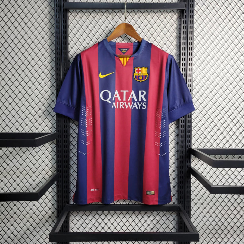 Camisa Barcelona Home Retrô 2014/15 Torcedor Masculina azul e grená, modelo inspirado na temporada de Messi, Neymar e Suárez, com escudo do Barça em destaque e tecido leve e confortável.