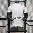 Texto alternativo para imagem:
"Camisa River Plate Home (1) 2024/25 Adidas Jogador Masculina branca com faixa diagonal vermelha, escudo aplicado em silicone e tecnologia HEAT.RDY, versão oficial usada pelos jogadores."

