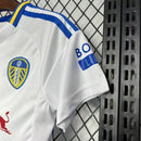 Kit Infantil Leeds United Home I 2024/25 Adidas com camisa e short, tecido leve e respirável, ideal para pequenos torcedores dos Whites com estilo e conforto."