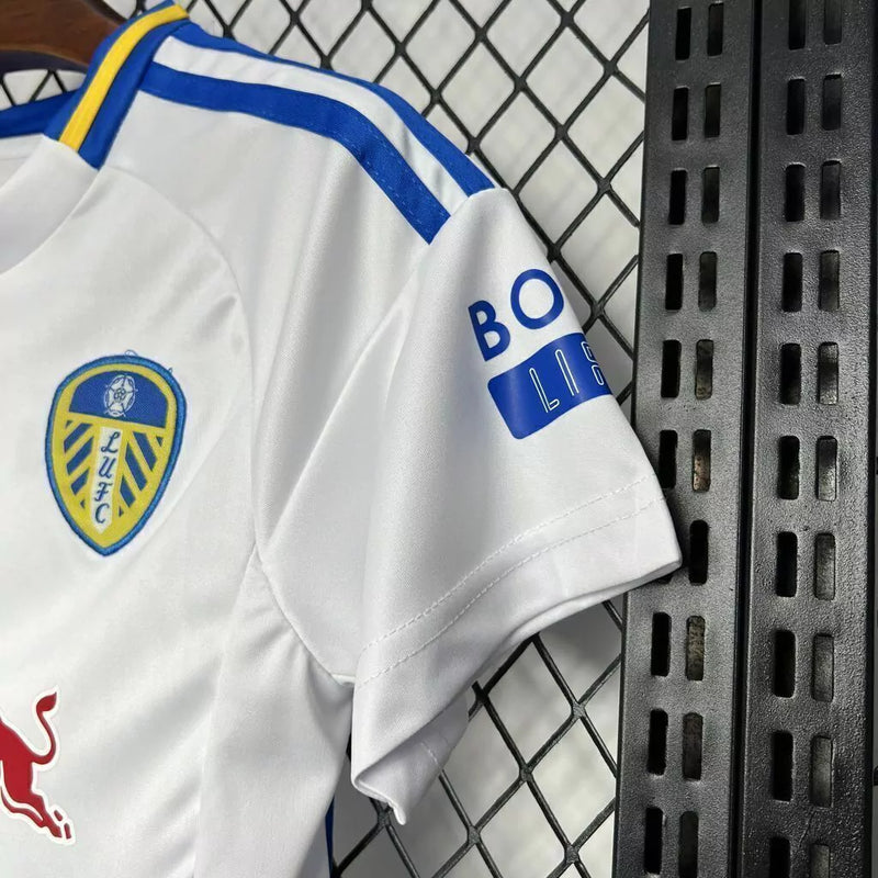 Kit Infantil Leeds United Home I 2024/25 Adidas com camisa e short, tecido leve e respirável, ideal para pequenos torcedores dos Whites com estilo e conforto."