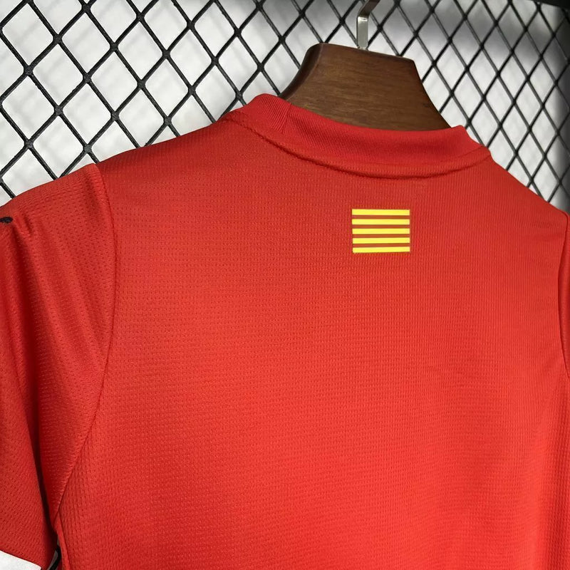 Kit Infantil Girona Home I 2024/25 Puma com camisa e short, tecido leve e respirável, ideal para pequenos torcedores do Girona FC com estilo e conforto."