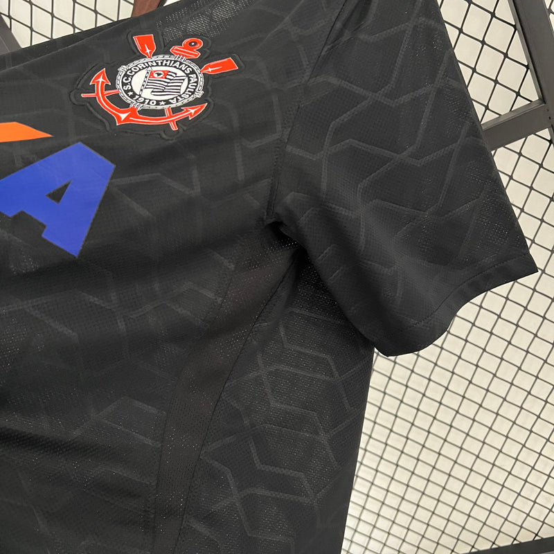 Camisa Corinthians Away II 2012/13 Nike modelo torcedor masculina, predominantemente preta com listras verticais cinza-escuras, escudo do clube no lado esquerdo do peito, logo da Nike em branco no lado direito e gola em formato V