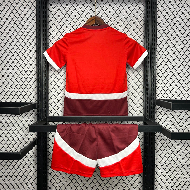 Kit Infantil Suíça Home I 2024/25 Puma – Eurocopa, uniforme oficial com camisa e short para crianças, vermelho com escudo da seleção suíça em destaque.