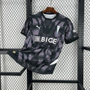 Camisa Universidad Católica Goleiro 2025/26 Puma Torcedor Masculina na cor preta, uniforme de goleiro moderno e imponente, com escudo da Universidad Católica e design Puma para colecionadores e torcedores."