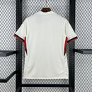 Camisa Chelsea Away 2025/26 Nike Torcedor Masculina branca, com escudo bordado do Chelsea FC, detalhes em azul royal e dourado, modelo  com tecnologia Dri-FIT e design moderno para torcedores apaixonados.