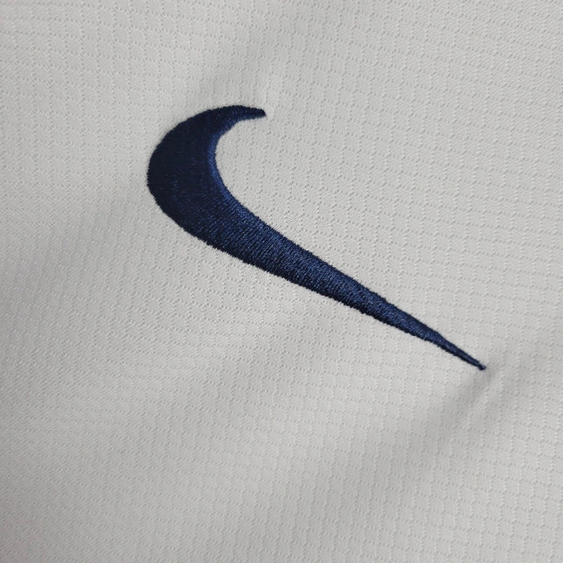 Camisa Estados Unidos Home 2024/25 Masculina Nike para torcedor, branca com detalhes em vermelho e azul, modelo oficial da seleção americana, ideal para fãs dos EUA"