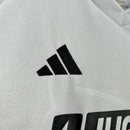 Kit Infantil Colo-Colo Home I 2025/26 Adidas – Conjunto completo camisa e shorts branco e preto para meninos e meninas torcedores do clube chileno