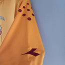 Camisa Roma Third III 2005/06 Retrô Masculina laranja, com detalhes em grená e amarelo, escudo bordado da Roma e logo Adidas retrô.