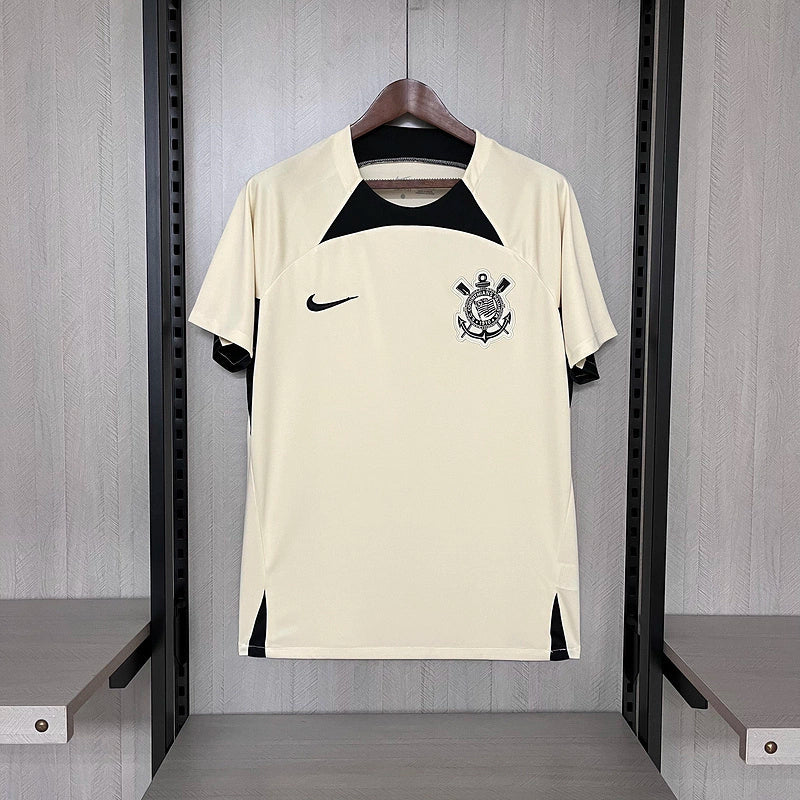 Camiseta Corinthians Treino 2024/25 Nike Masculina - peça de treino do Timão, design esportivo, escudo do clube e logo Nike em destaque.